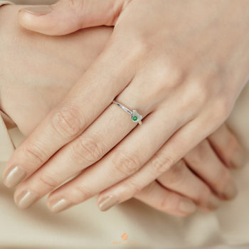 Silver May Birthstone Emerald Color CZ Bear Ring