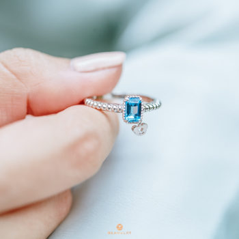 Silver Beawelry Ring with Emerald Cut Blue Topaz